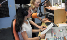 Cool und kurzweilig - AG besucht Radio Q